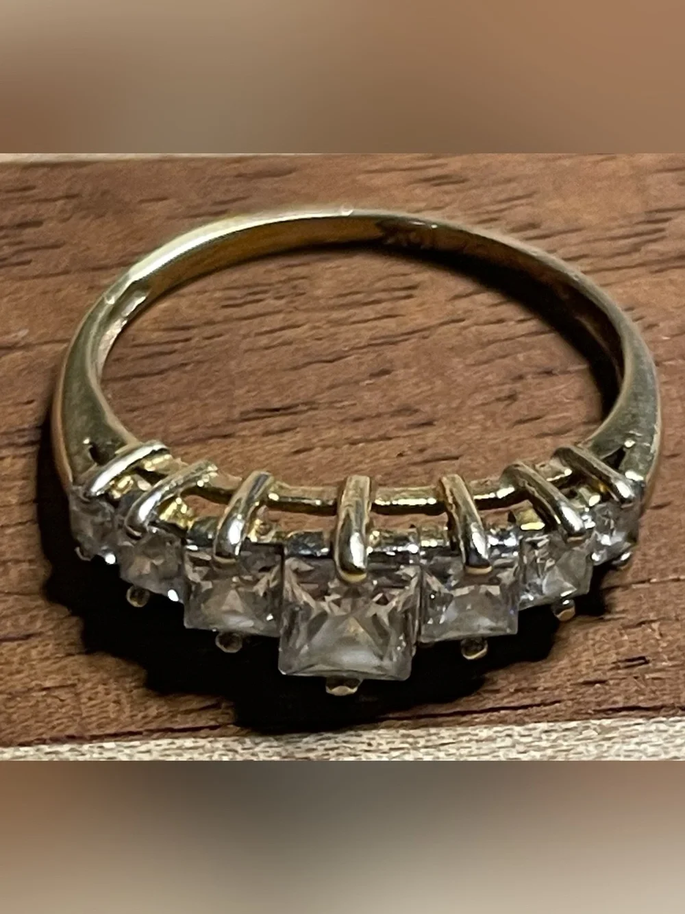 Stamped 10KT Yellow Gold and  7 stone CZ Princess cut ring. Size 7 stunning - Picture 4 of 16